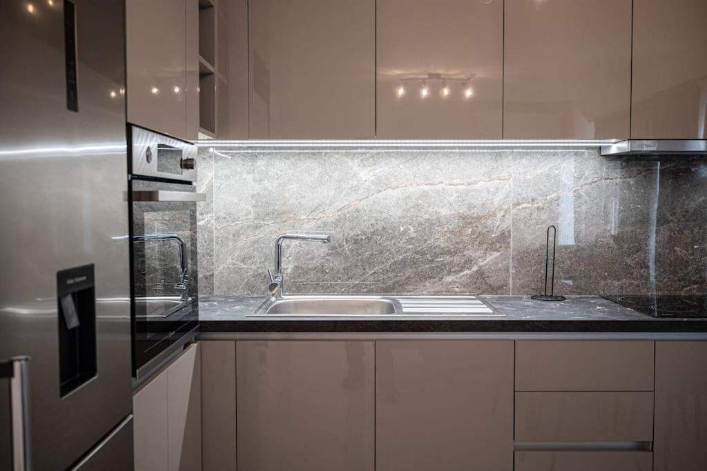 Μεζονέτα Με Θέα Στο Πάρκο Σταύρος Νιάρχος One Apartment เอเธนส์ ภายนอก รูปภาพ